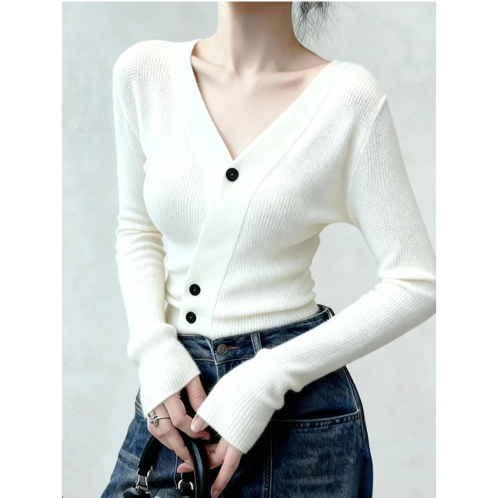 韩系高级感ins风V领斜扣针织衫女秋冬新款显瘦白色打底衫内搭上衣