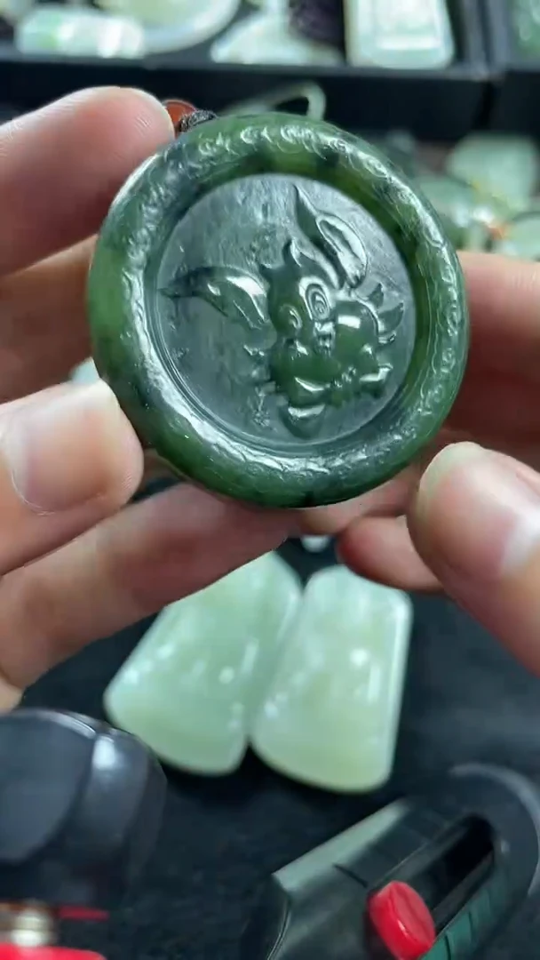 颈饰未镶嵌和田玉挂件