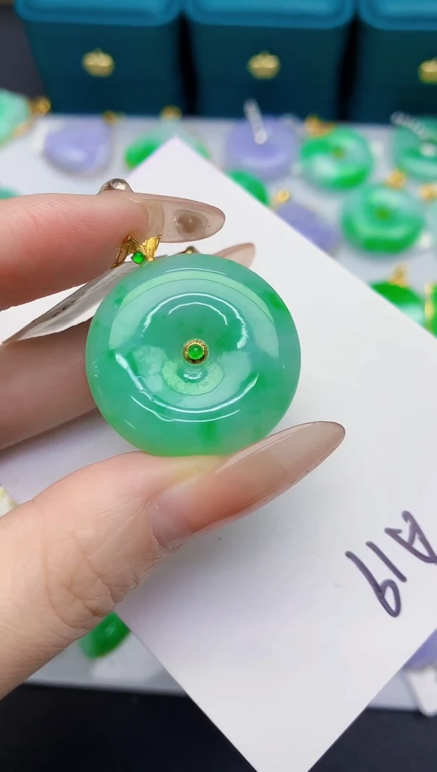 颈饰18K金镶嵌翡翠缅甸天然翡翠A货