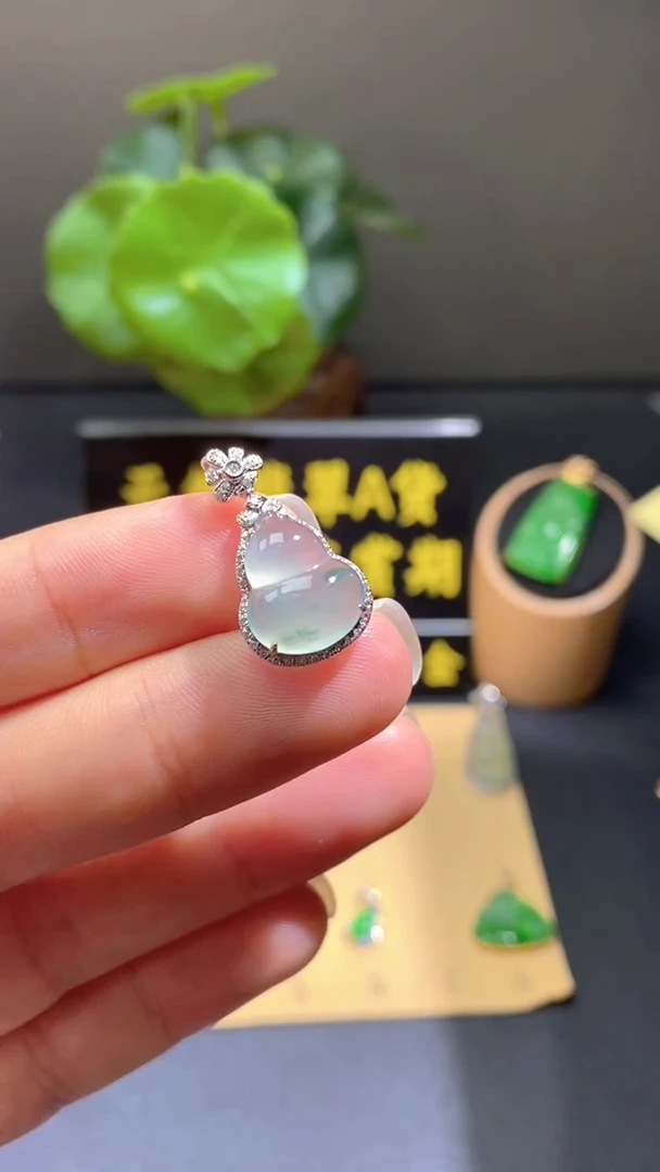 颈饰18K金镶嵌翡翠翡翠A货