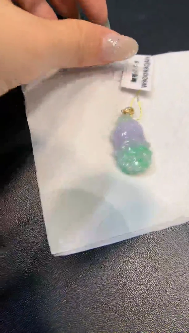 颈饰18K金镶嵌翡翠白菜