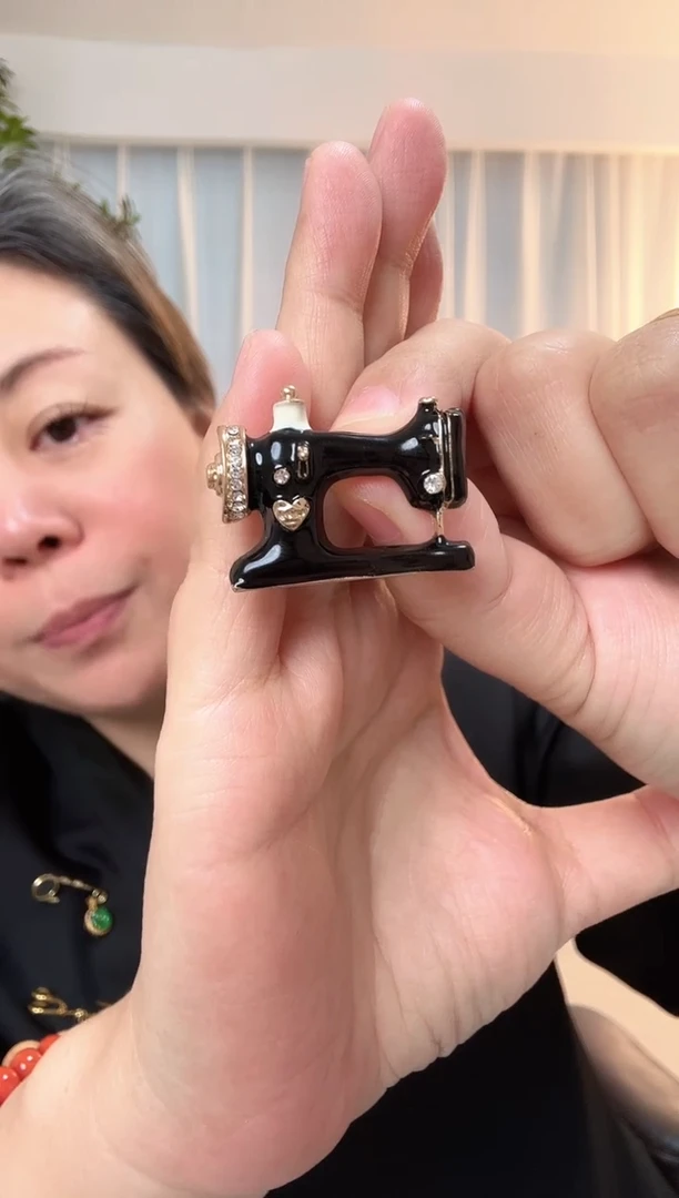 无非金属@**子时尚胸针