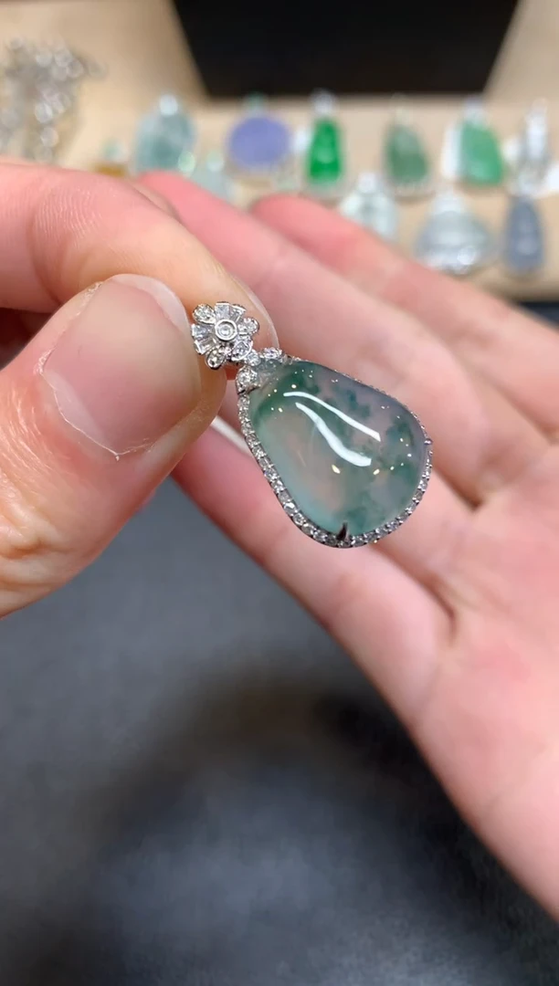 【闪购商品】翡翠颈饰18K金镶嵌福瓜【无服务费】