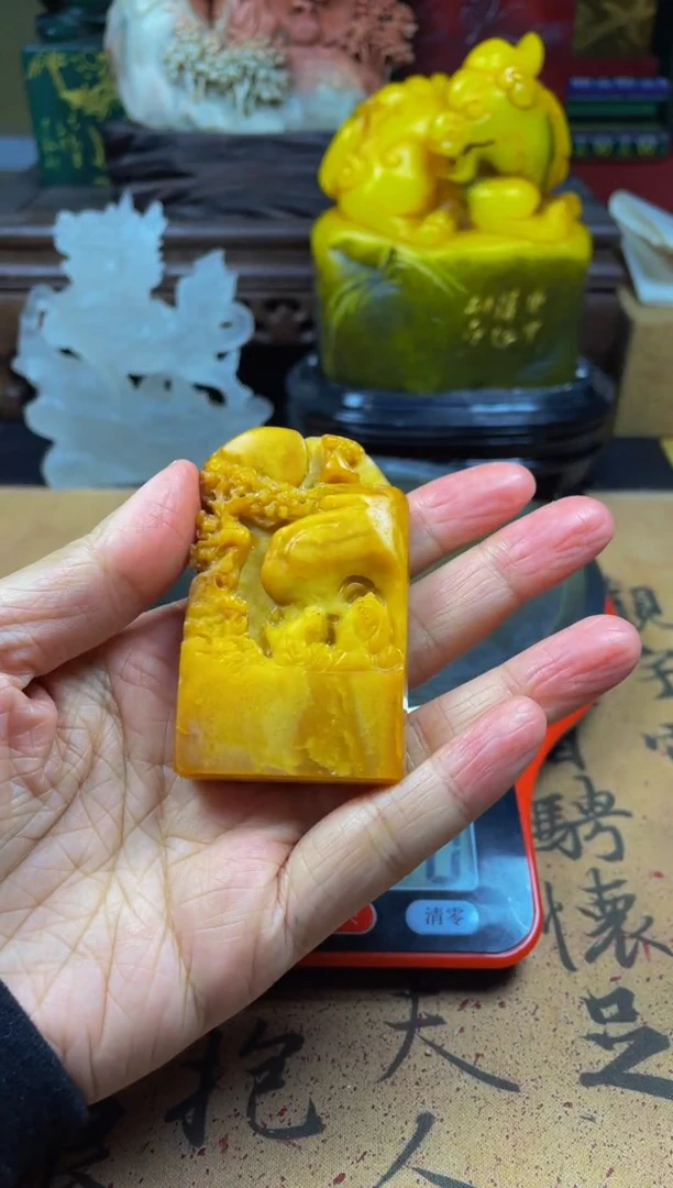 寿山石印石黄冻石高浮雕作品 长乐