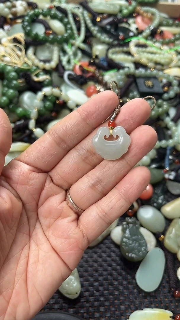 和田玉未镶嵌颈饰（多样性发一件）没有证书有瑕