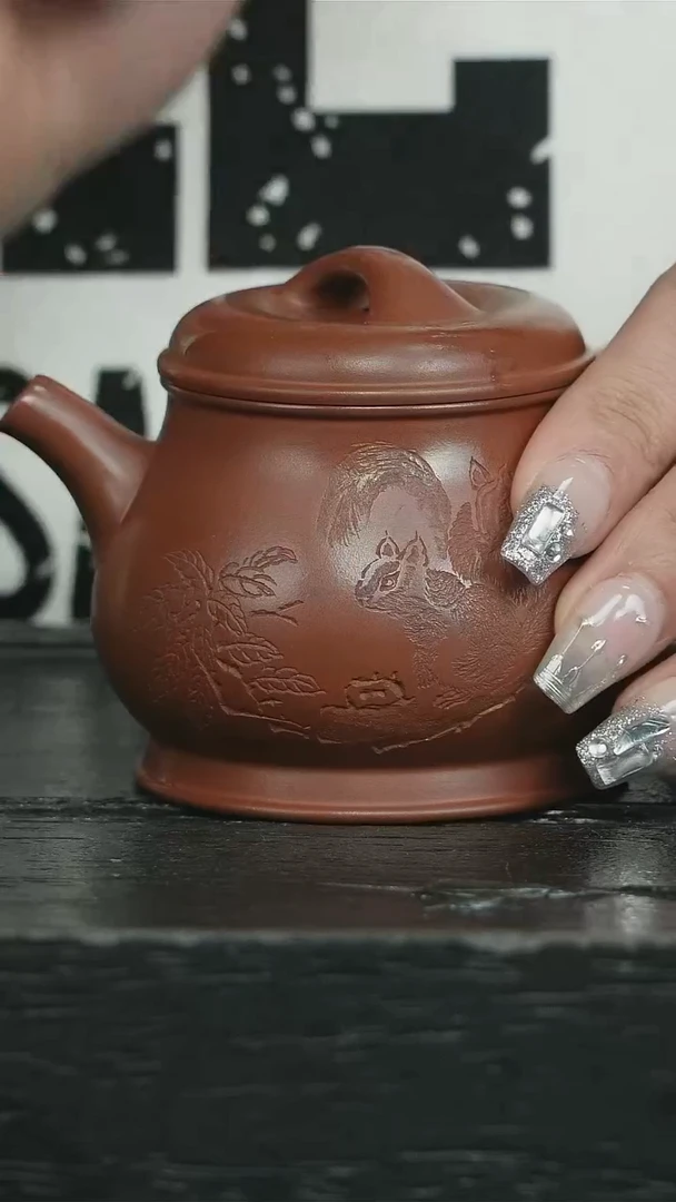 【闪购商品】紫砂茶壶红皮龙松鼠刻绘颂金