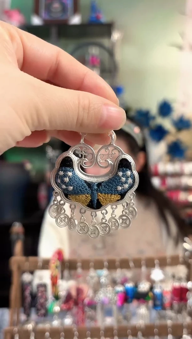 彩云南阁非遗老绣饰品348