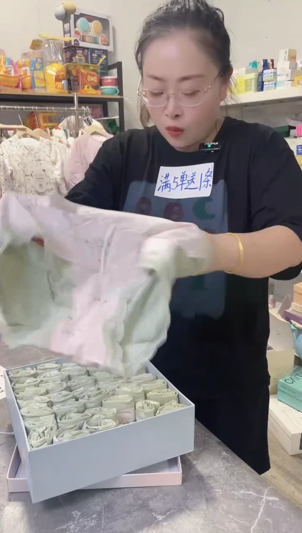 粉色呵护两条花