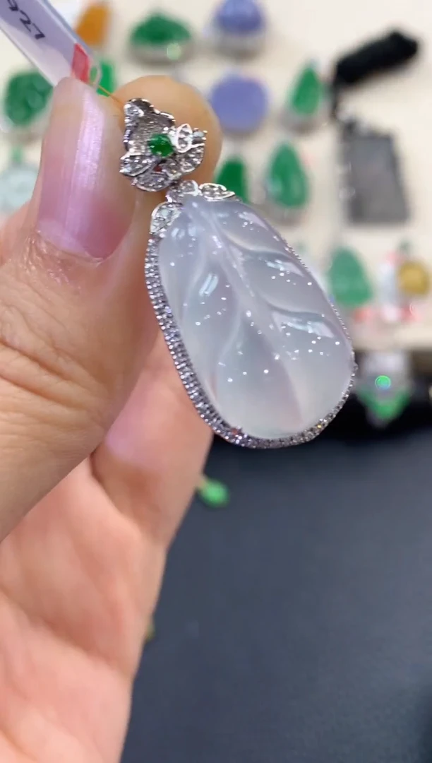 【闪购商品】翡翠吊坠(不含链)18K金镶嵌 B29