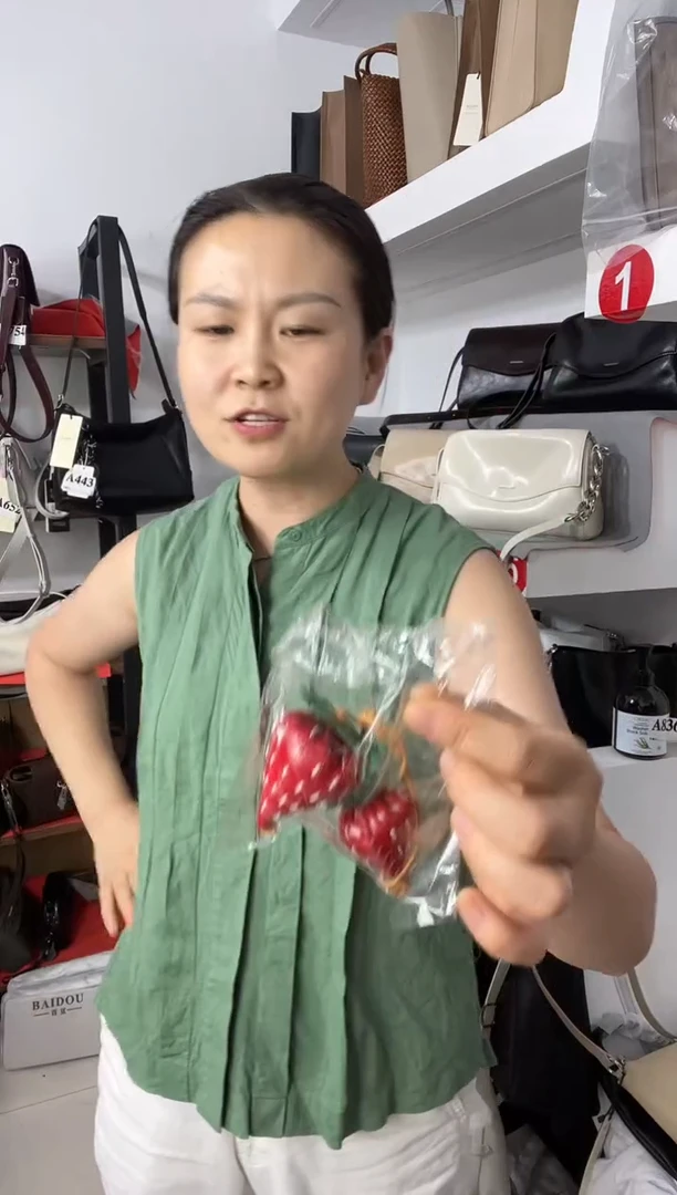 牛皮（革）草莓挂件  红色