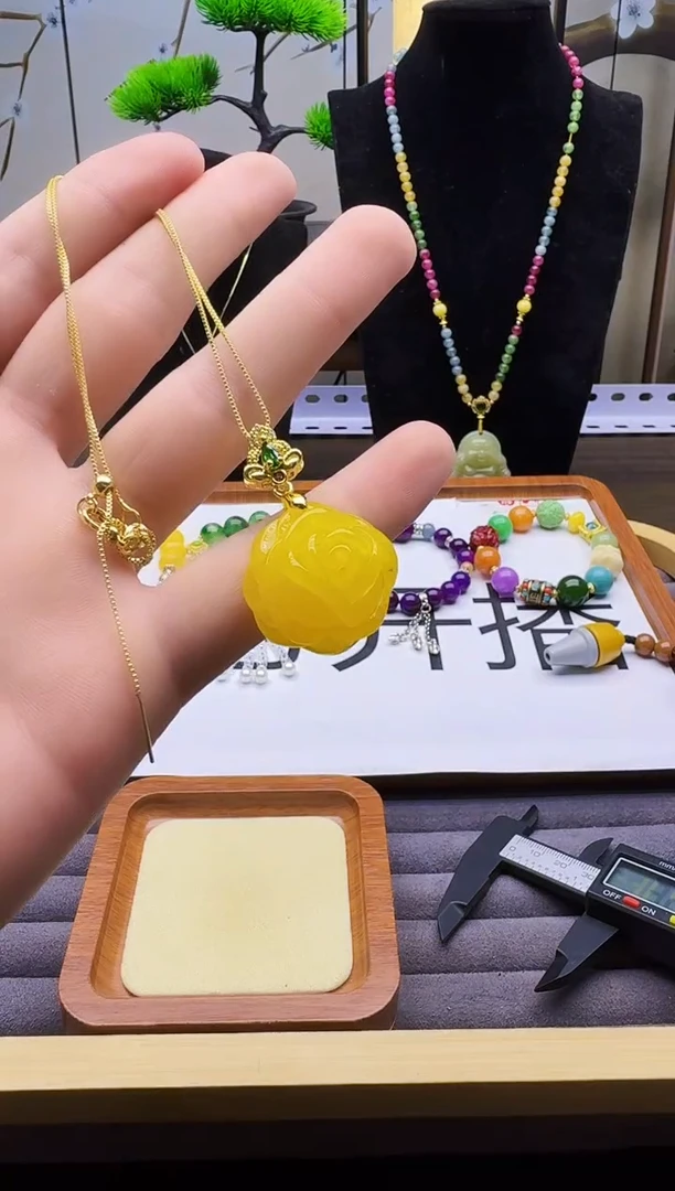 14K金镶嵌吊坠(赠链)蜜蜡D21