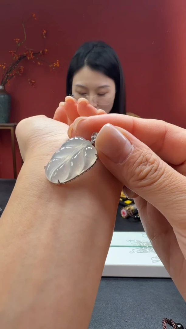 颈饰18K金镶嵌翡翠叶子