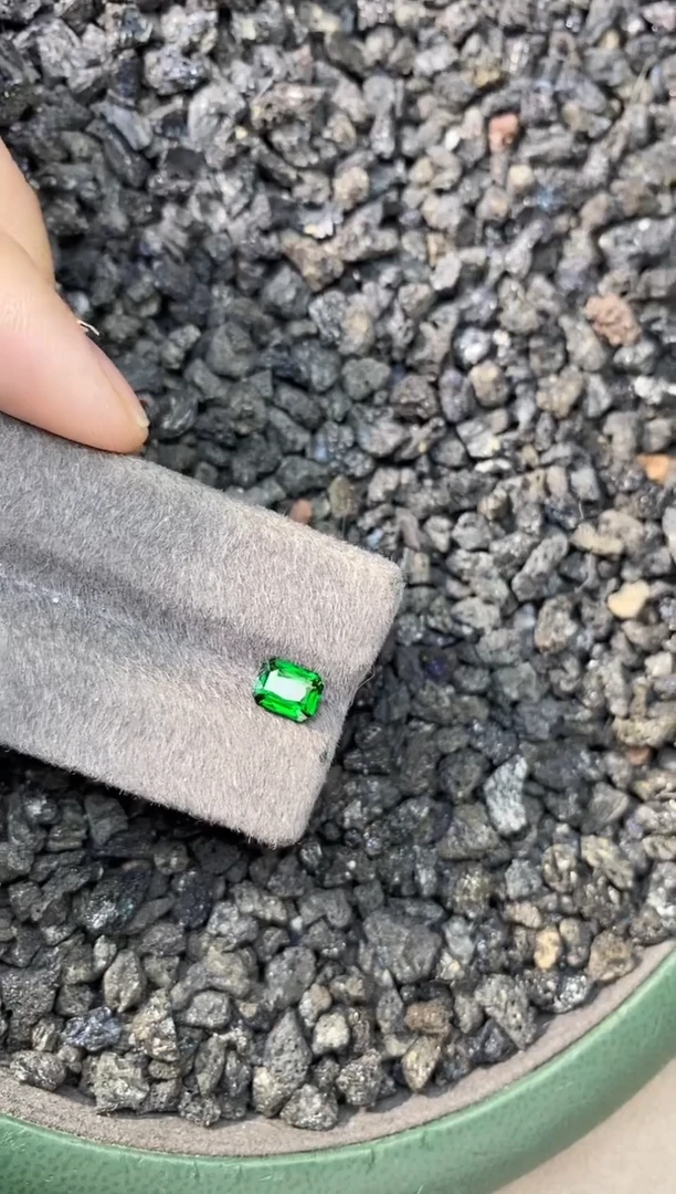 石榴石（沙弗莱）裸石未镶嵌1ct卡扎尼