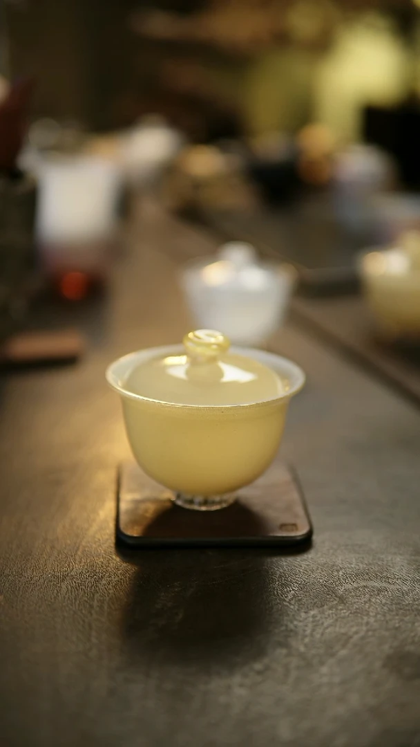 阿眠      沁黄灰盖碗中