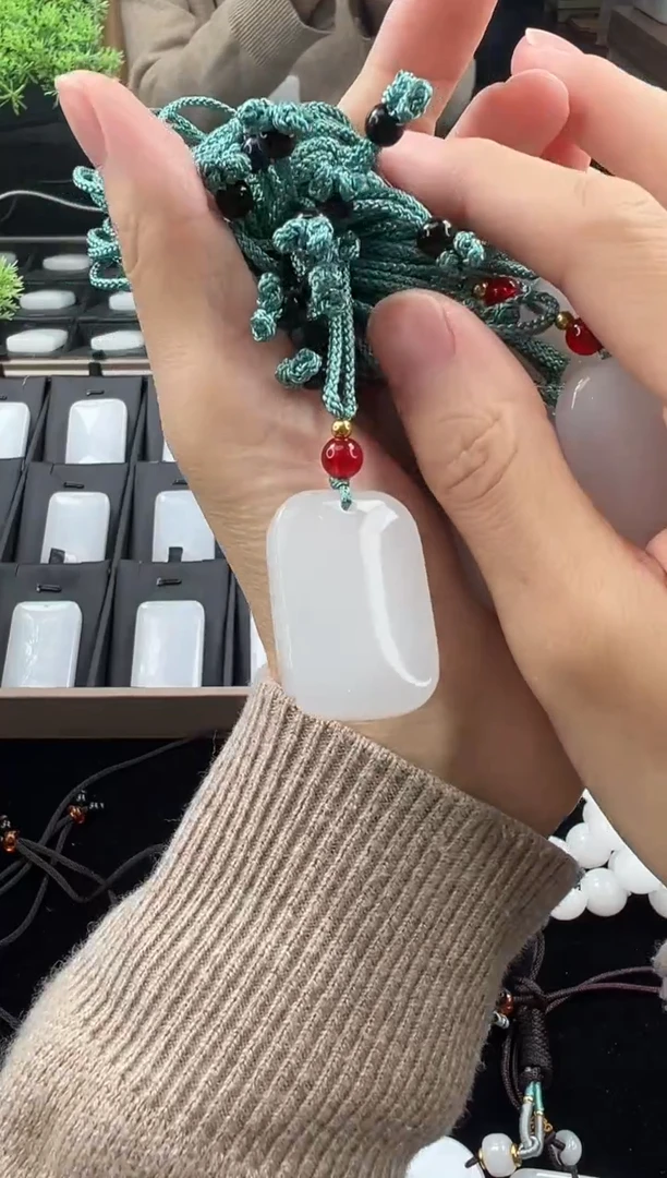 颈饰未镶嵌石英质玉（金丝玉）1