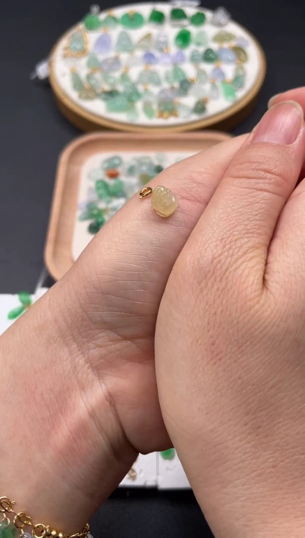 吊坠(不含链)18K金镶嵌翡翠一个JK101