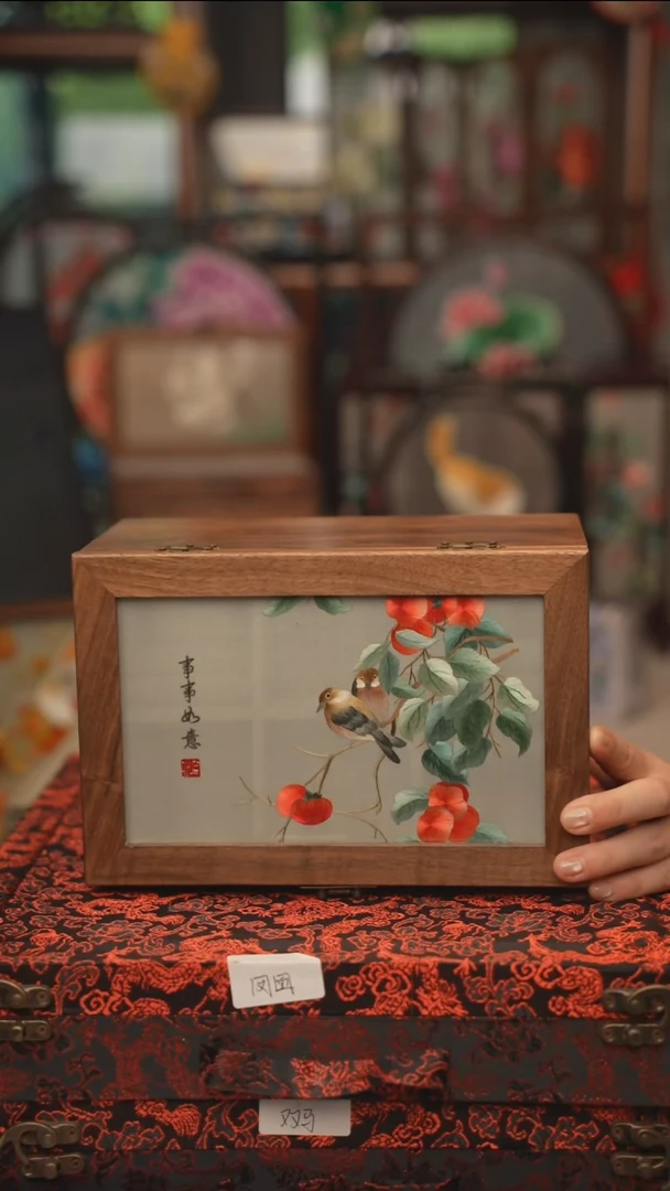 扇子苏绣双面绣胡桃木化妆盒长24CM.宽16CM.高12CM