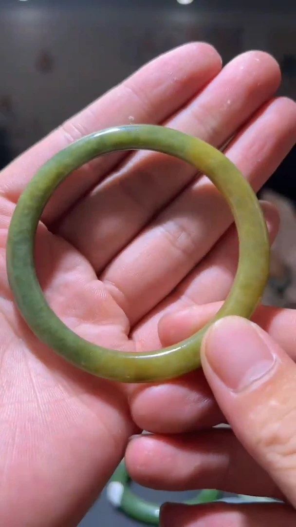 翡翠手镯未镶嵌手镯