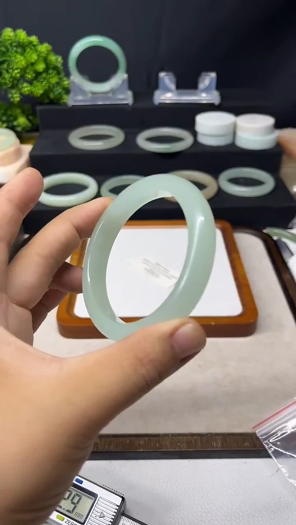 未镶嵌手镯石英岩玉35
