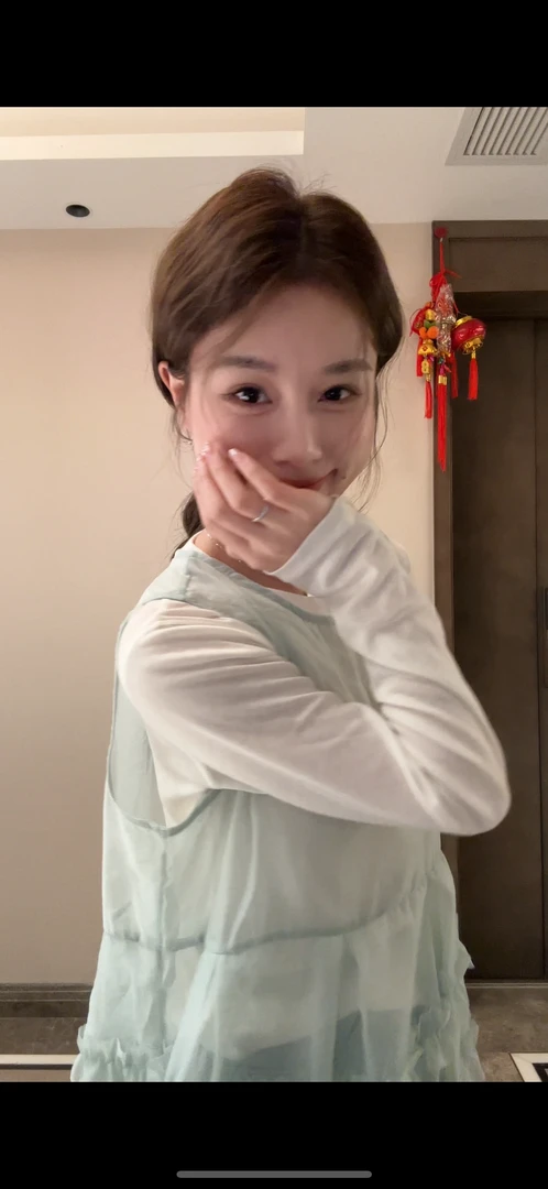 【小岛微风】2025春夏新款显瘦气质时尚百搭中长款绿色纱裙