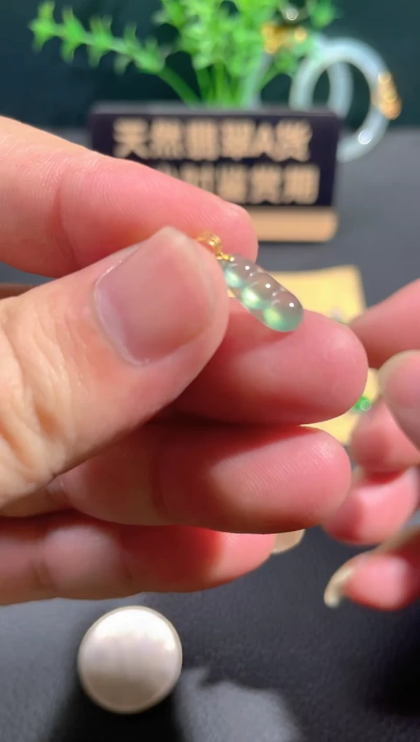 翡翠18K金镶嵌颈饰翡翠