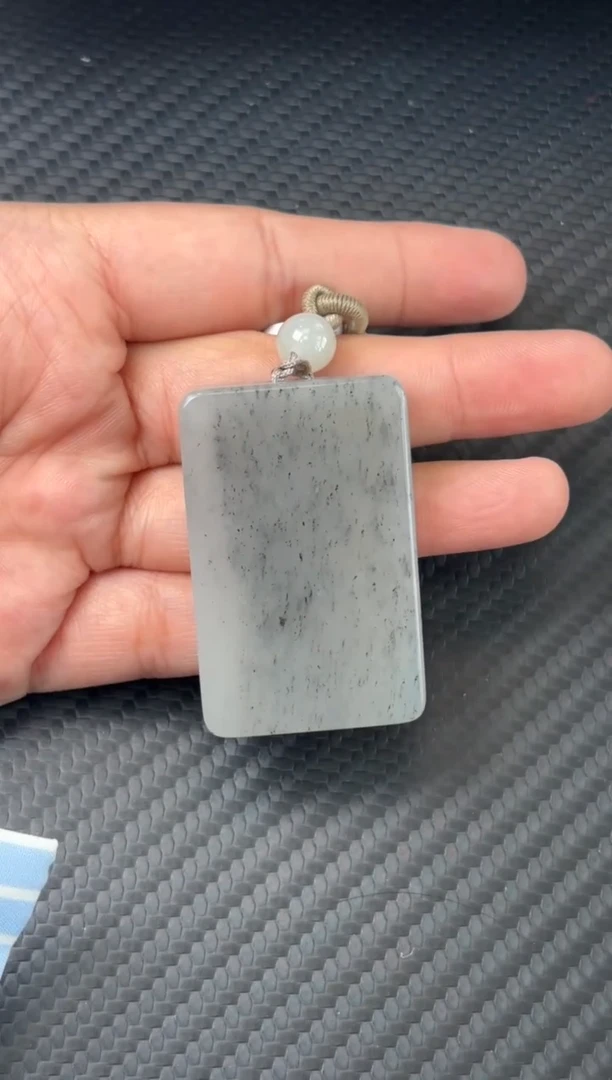 吊坠(赠链)未镶嵌和田玉黑山微色差吊坠