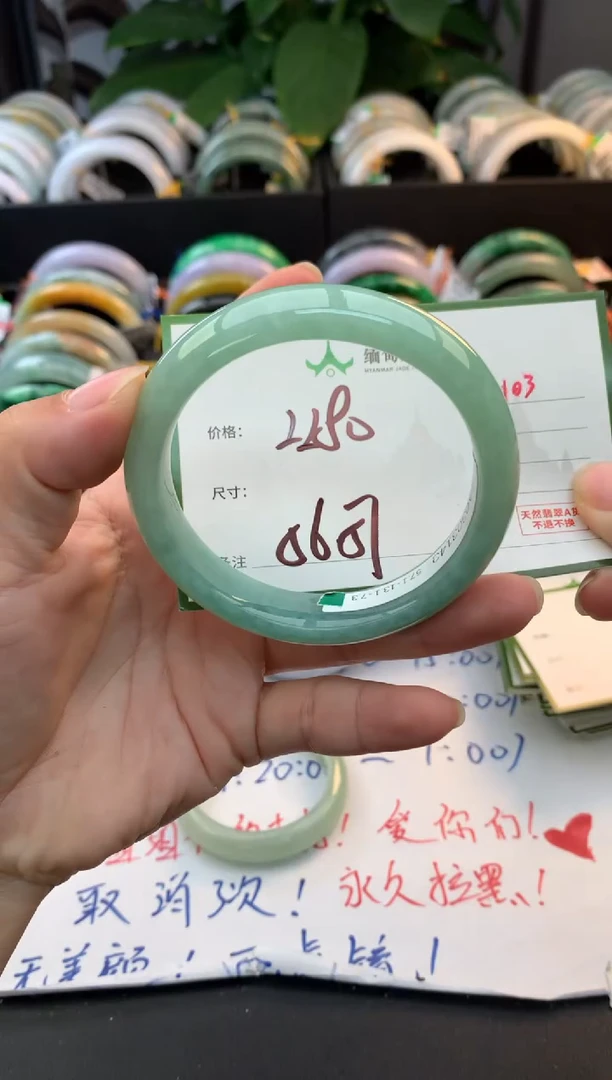 未镶嵌定制翡翠毛货需精细抛光+多人