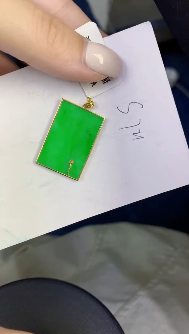 颈饰18K金镶嵌翡翠缅甸天然翡翠A货