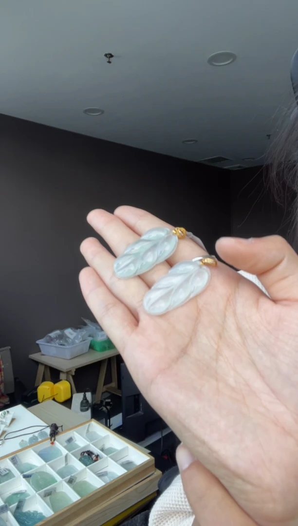 吊坠(不含链)18K金镶嵌翡翠早****?天然缅甸A货翡翠多样性发其一