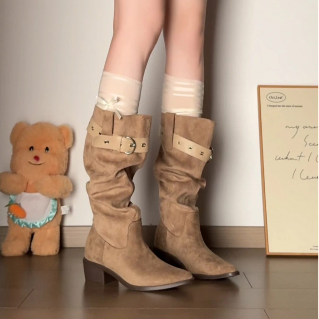 啄木鸟废土风西部牛仔靴女粗跟尖头中筒靴皮带扣美拉德绒面堆堆靴