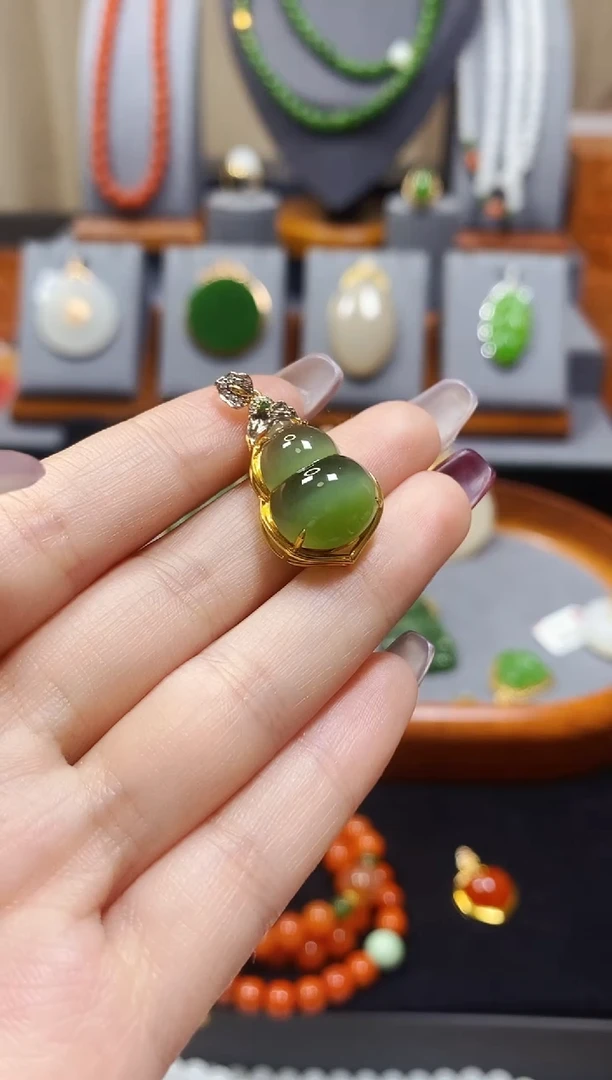 【闪购商品】和田玉碧玉冰猫葫芦吊坠18K金镶嵌*