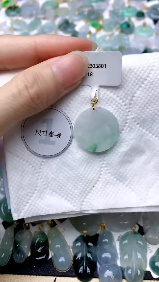 颈饰18K金镶嵌翡翠天然A货翡翠