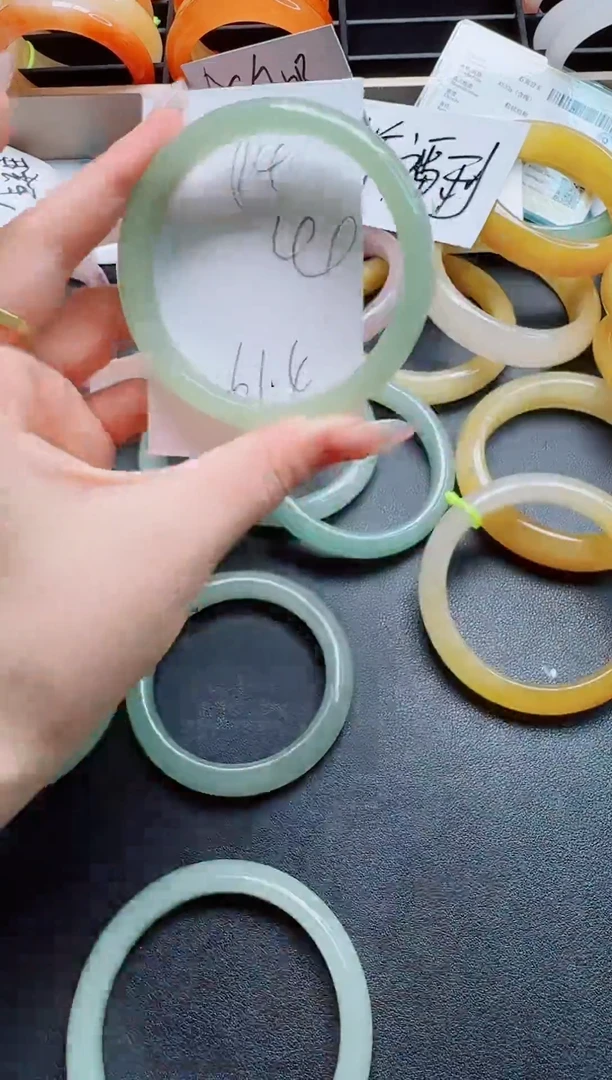 石英质玉手镯未镶嵌14