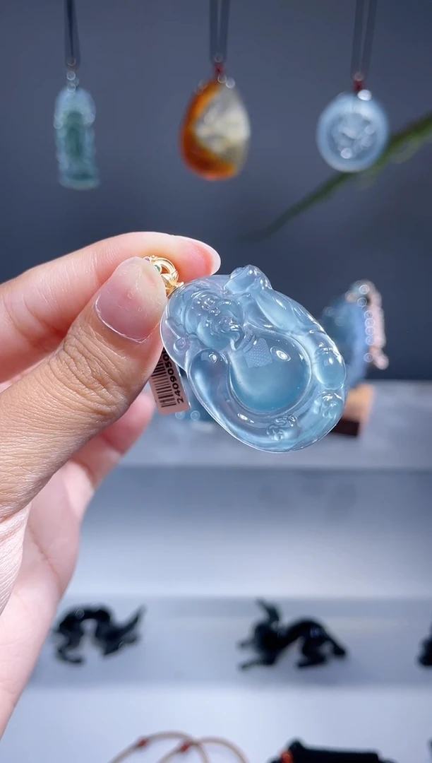 翡翠未镶嵌颈饰把****上财神