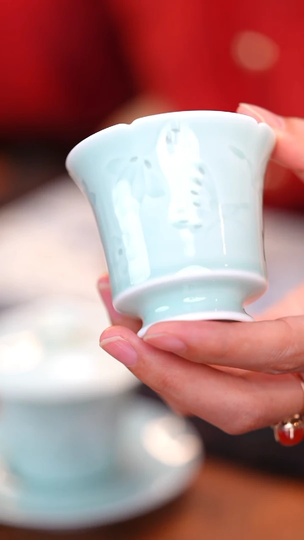 玲珑青瓷—花口蝶恋花小杯