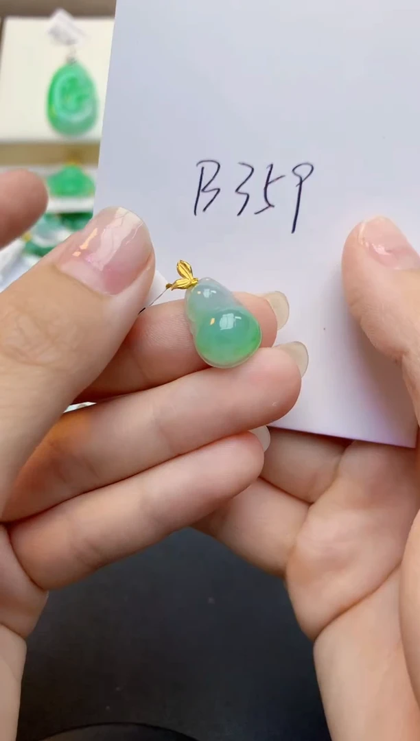 翡翠18K金镶嵌颈饰天然缅甸A货翡翠