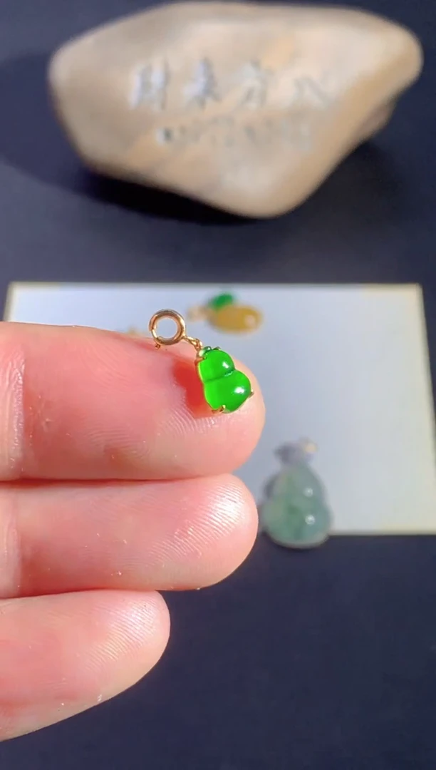 颈饰18K金镶嵌翡翠