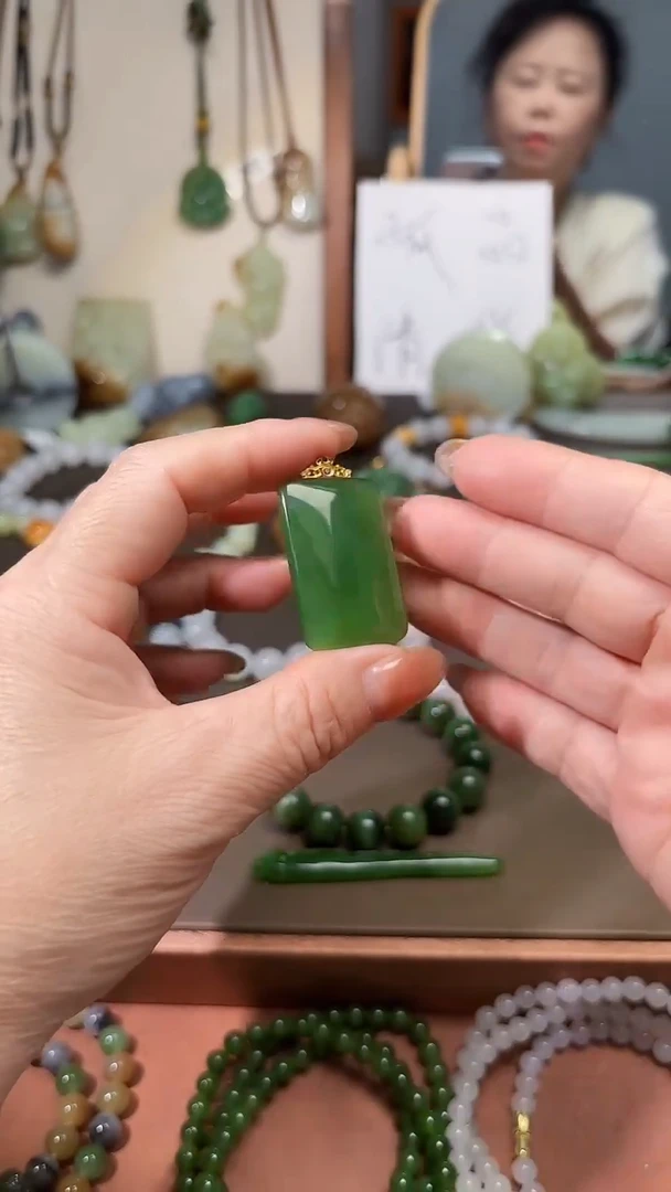 颈饰18K金镶嵌和田玉（碧玉）1