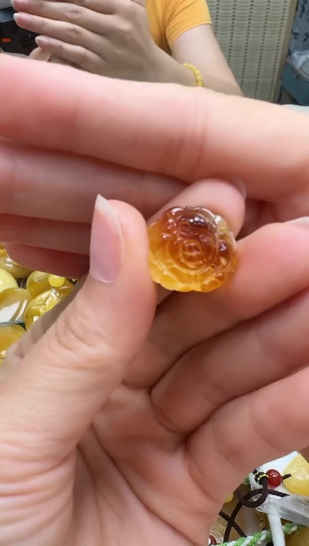 未镶嵌琥珀裸石如图