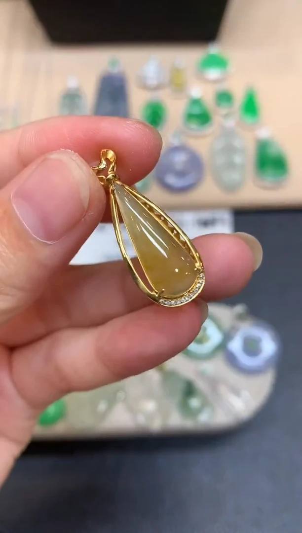 颈饰18K金镶嵌翡翠水滴【无服务费