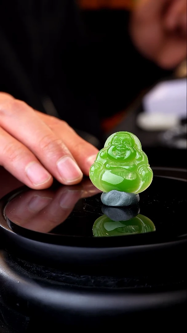 颈饰未镶嵌和田玉乔*昕苹果绿佛公挂件36000元（老顾客看货链接）