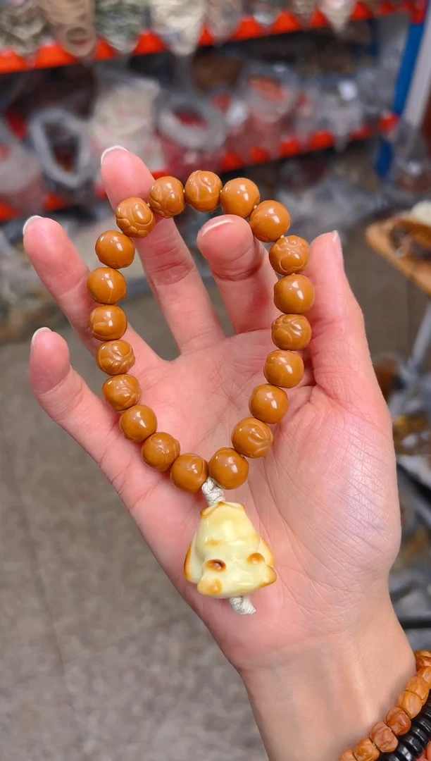 吊坠猴头核桃猴头猫爪 黄色长耳兔