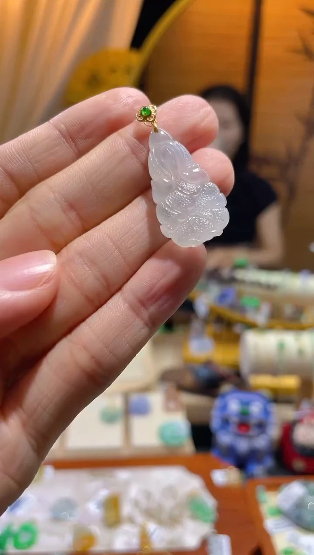 翡翠18K金镶嵌颈饰白菜