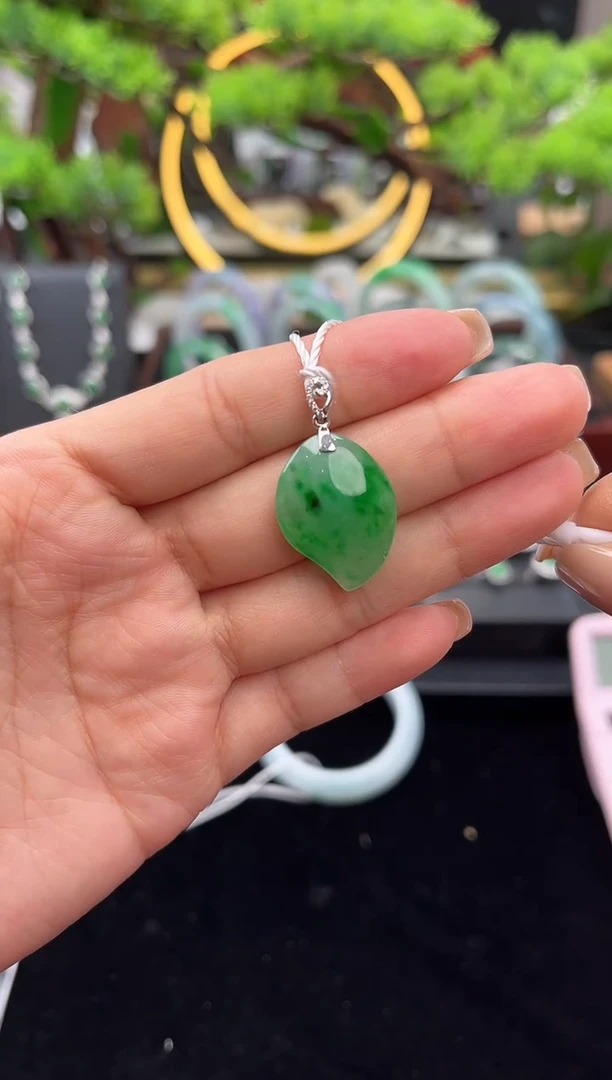 颈饰18K金镶嵌翡翠吊坠