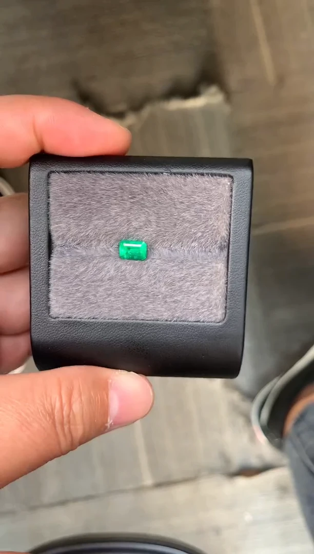 【闪购商品】定制祖母绿裸石未镶嵌0.94ct 潘杰希尔祖母绿