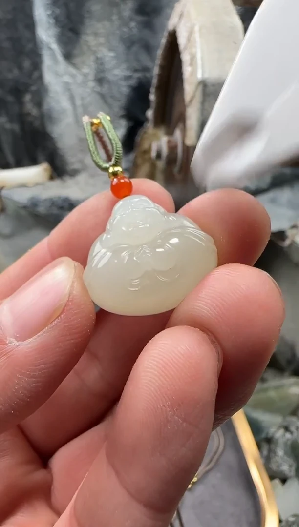颈饰未镶嵌和田玉吊坠
