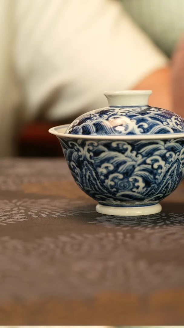 仿明青花江崖海水撇口盖碗