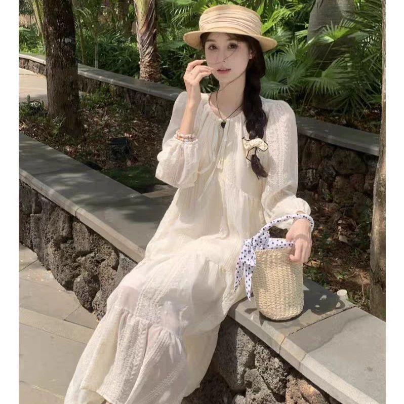 白月光蕾丝重工刺绣连衣裙早秋季2025新款遮肚显瘦度假长裙女