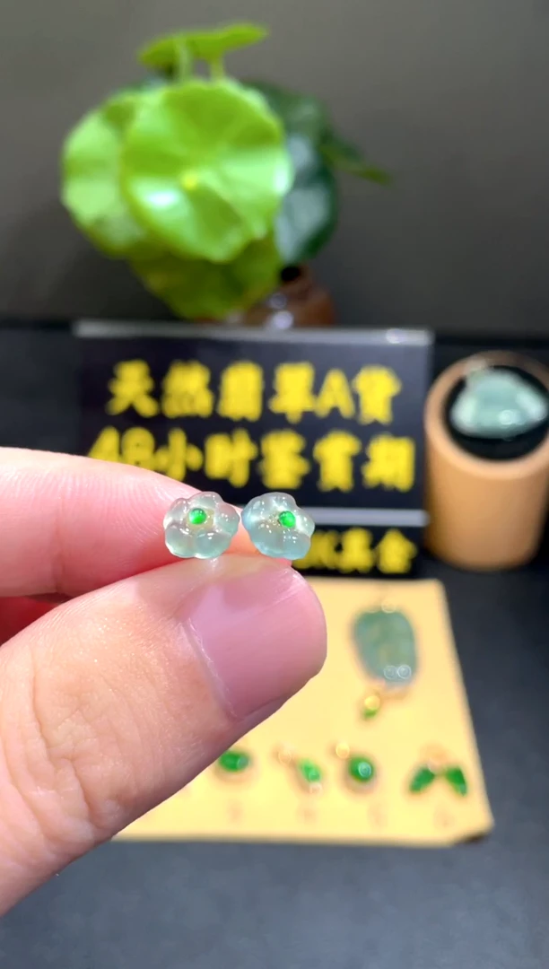 颈饰18K金镶嵌翡翠翡翠A货