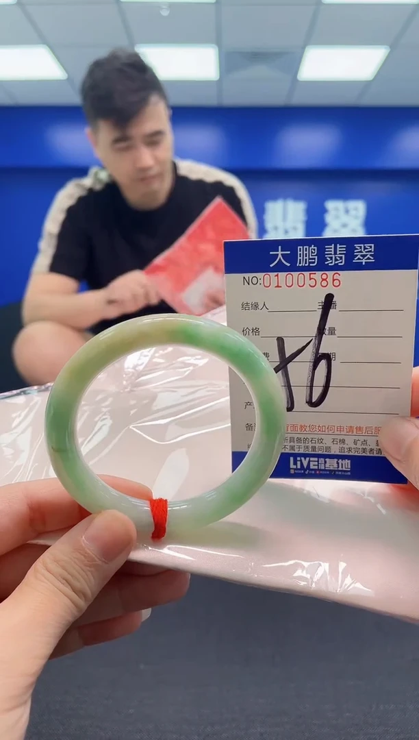 翡翠手镯未镶嵌小*莉AAAAAAAAA